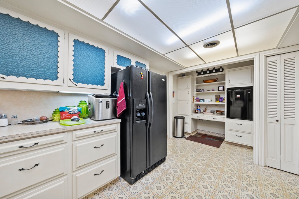 699 Floral Avenue property view