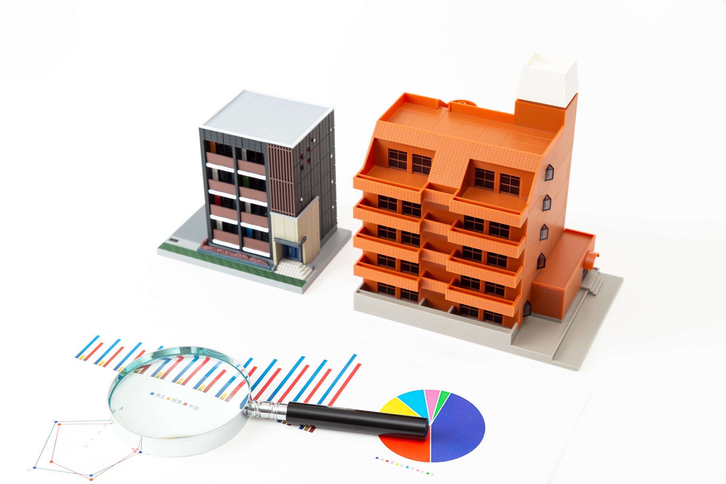 A model and graph of an apartment house on a white background.