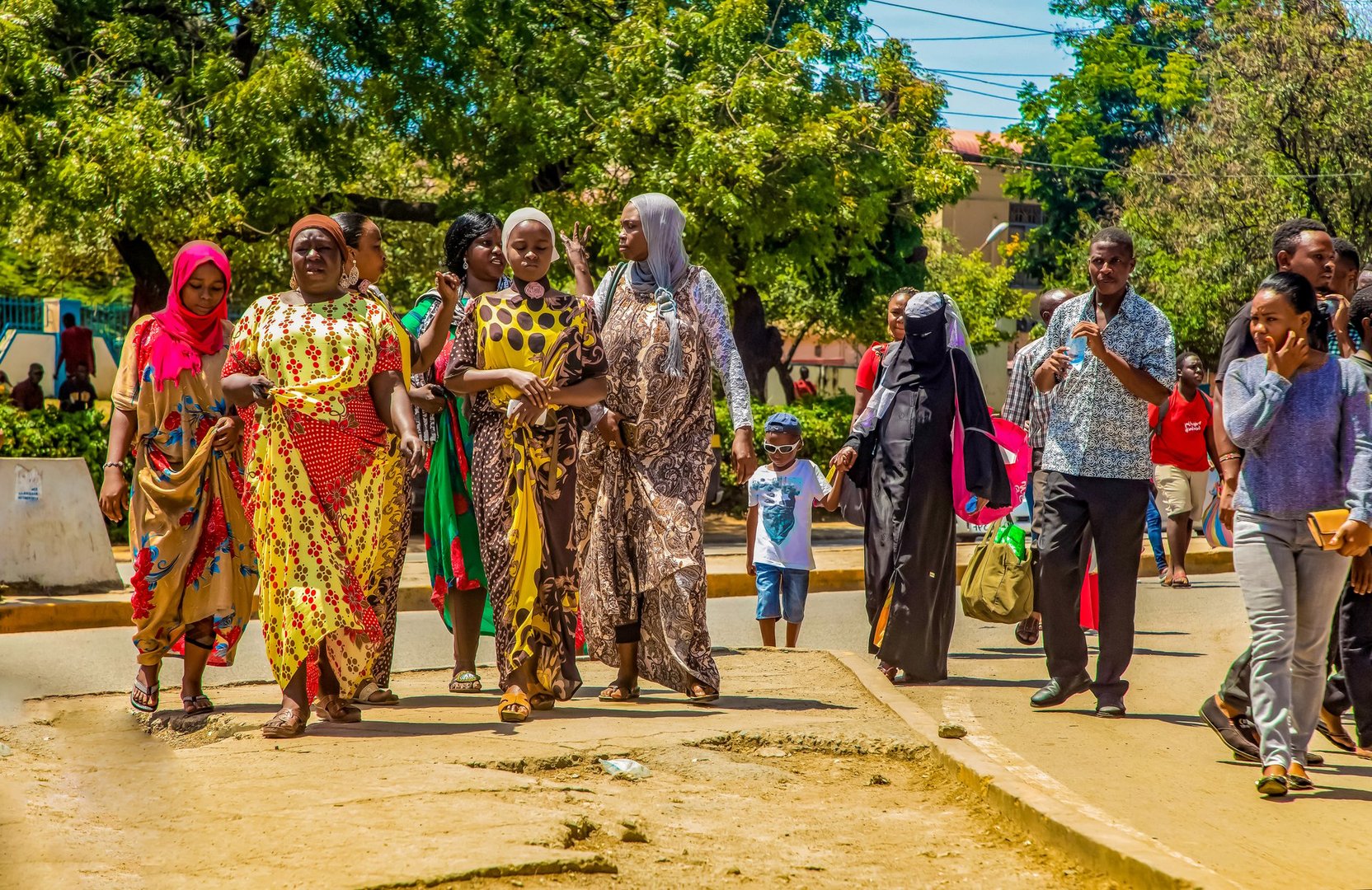DIani Mombasa Kenya 18 oktober 2019 . young beautiful people in bright national African clothes walk down the street in Mombasa. life in Kenya