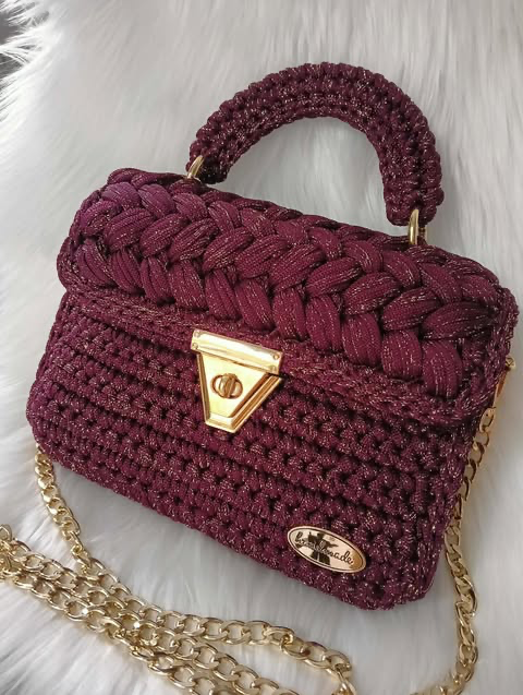 Ręcznie robione torebki szydełkowe