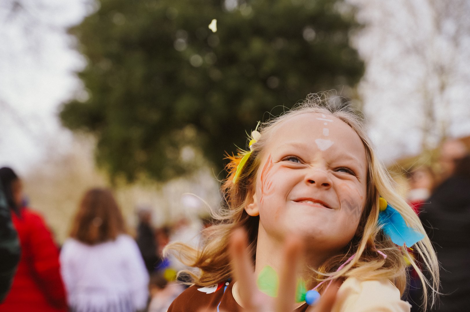 Χαρούμενο κορίτσι με μακιγιάζ carnival
