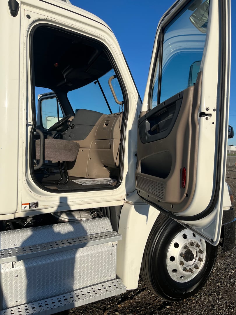 2018 Freightliner Cascadia 113 Day Cab - IMG_7589