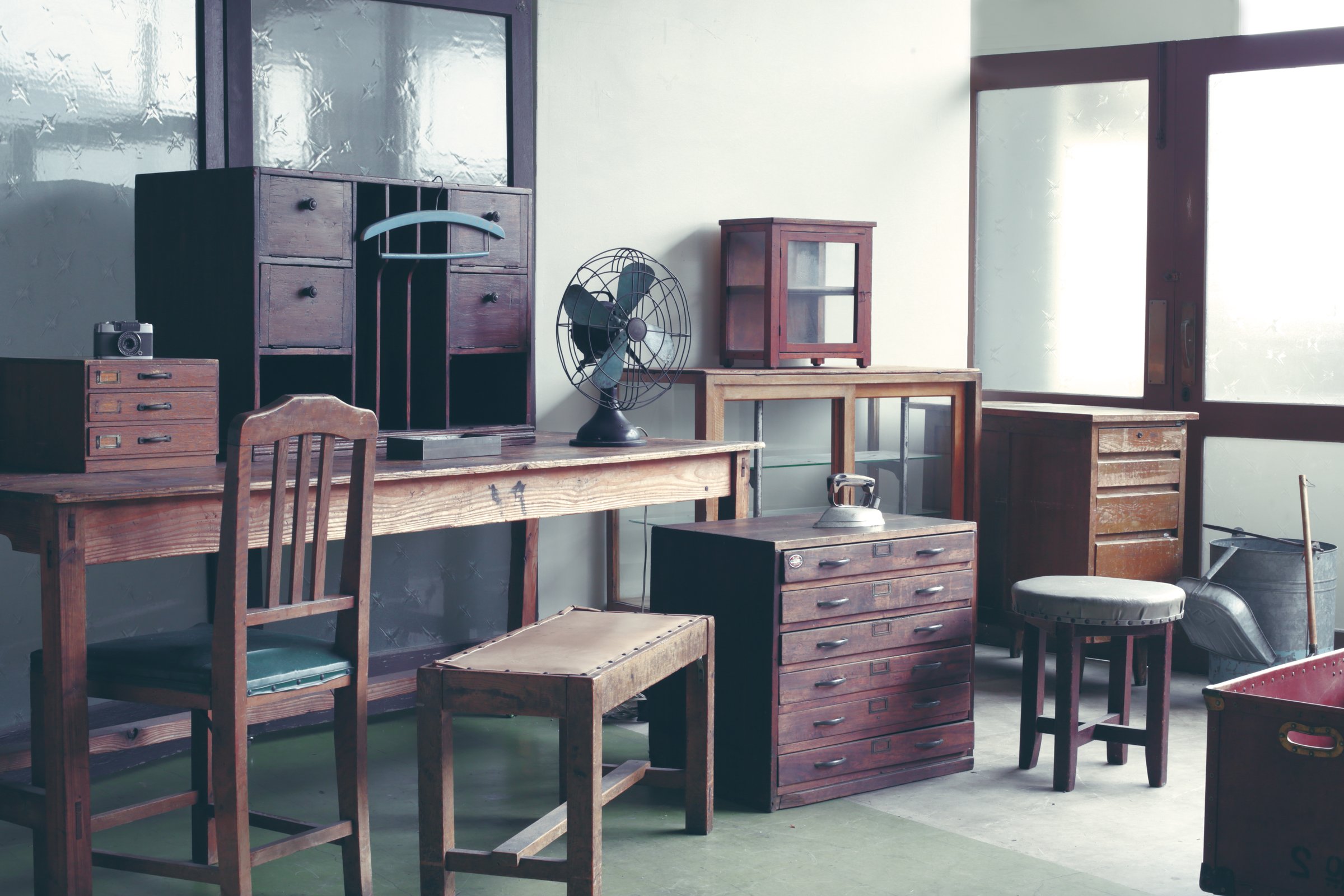Retro Japanese Showa furniture from an antique shop reminiscent of old classrooms, such as chairs, desks, and shelves.