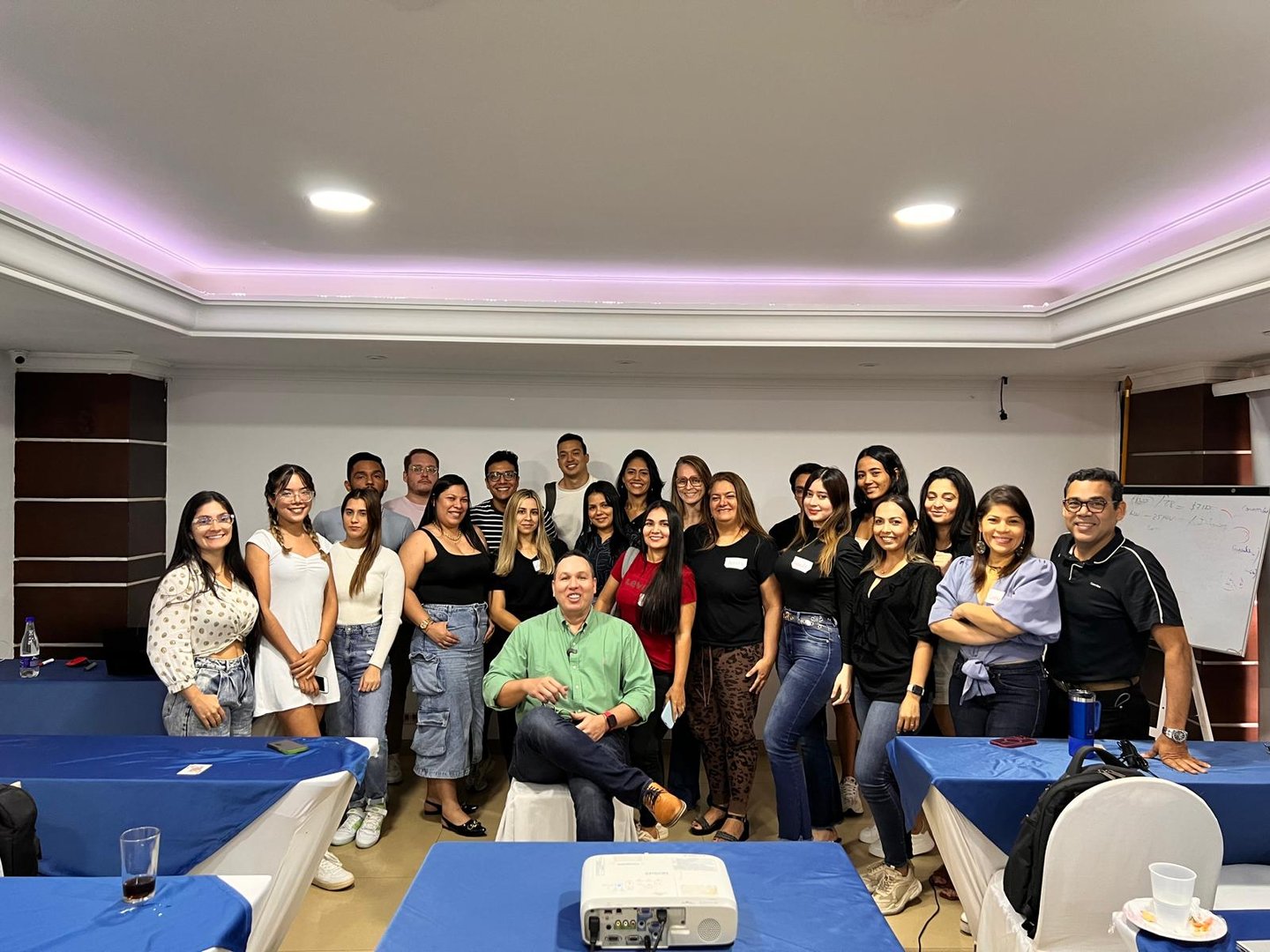 Participantes del taller practicando campañas de marketing digital