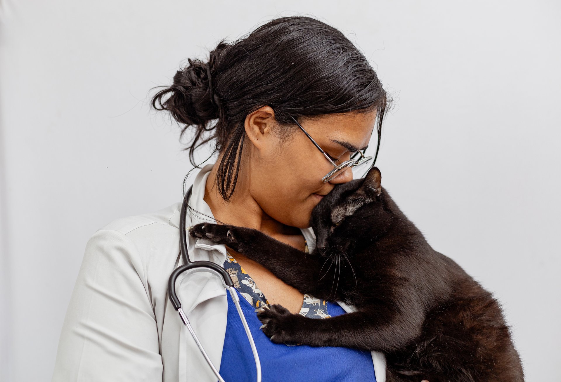 Veterinaria con gato