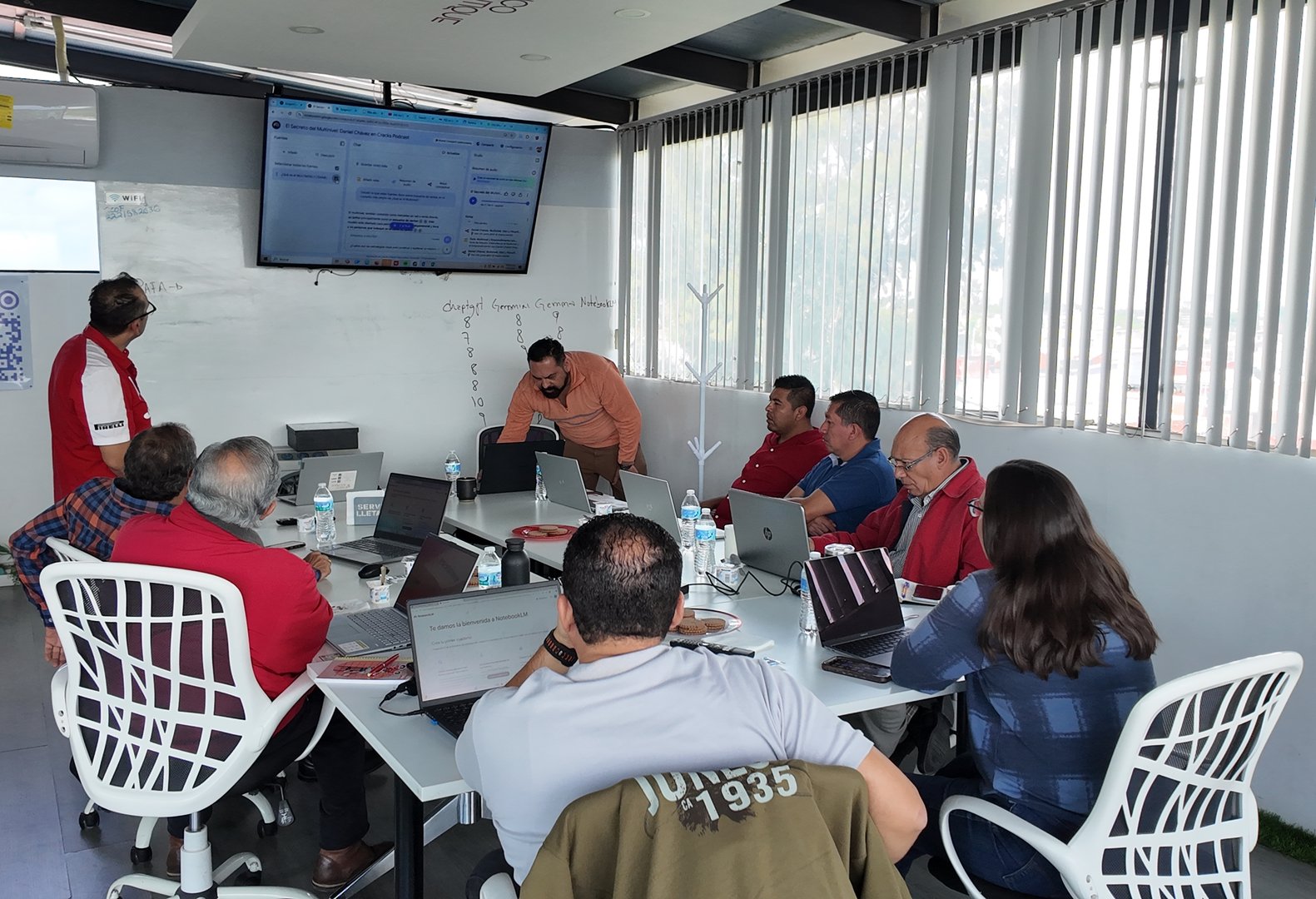 Personas mayores aprendiendo tecnología e inteligencia artificial en un ambiente educativo moderno