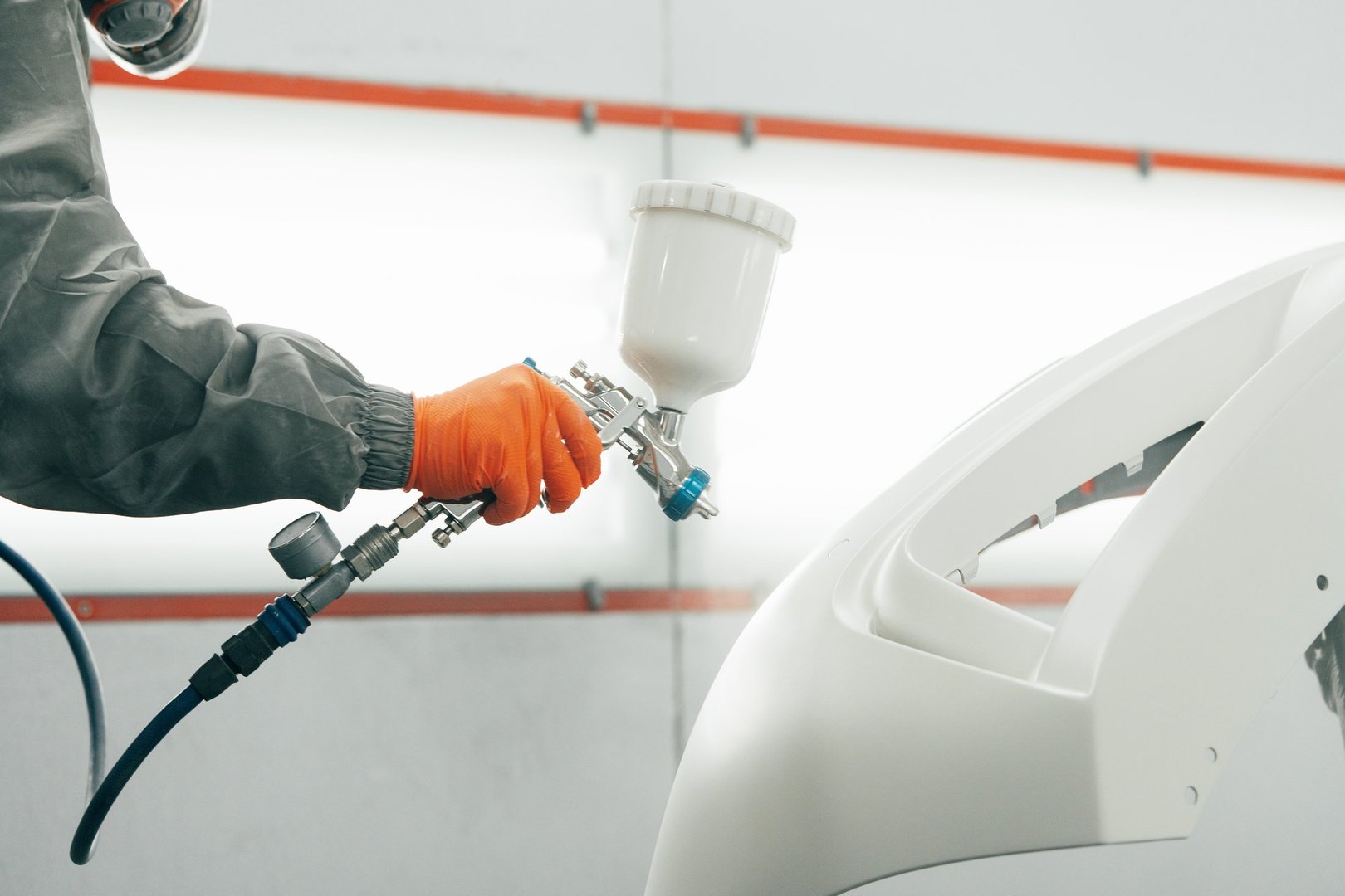 Airbrush paint gun i bilverkstad