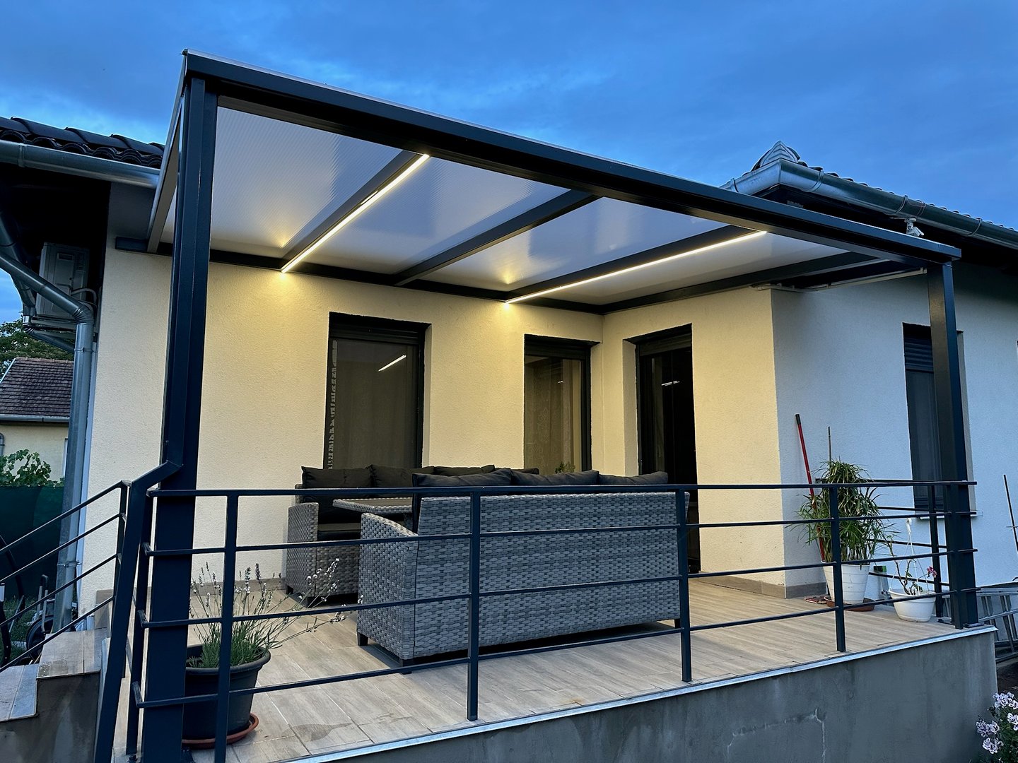 Terasz előtető acélszerkezettel