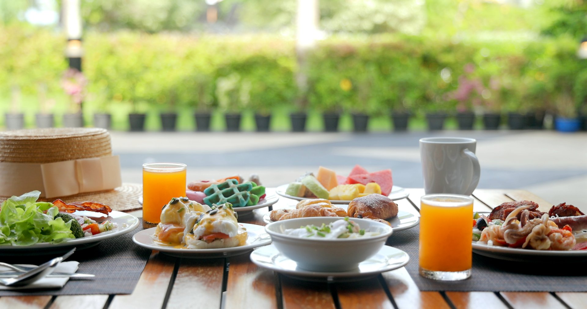 Filas de dispensadores de jugo fresco en buffet de hotel
