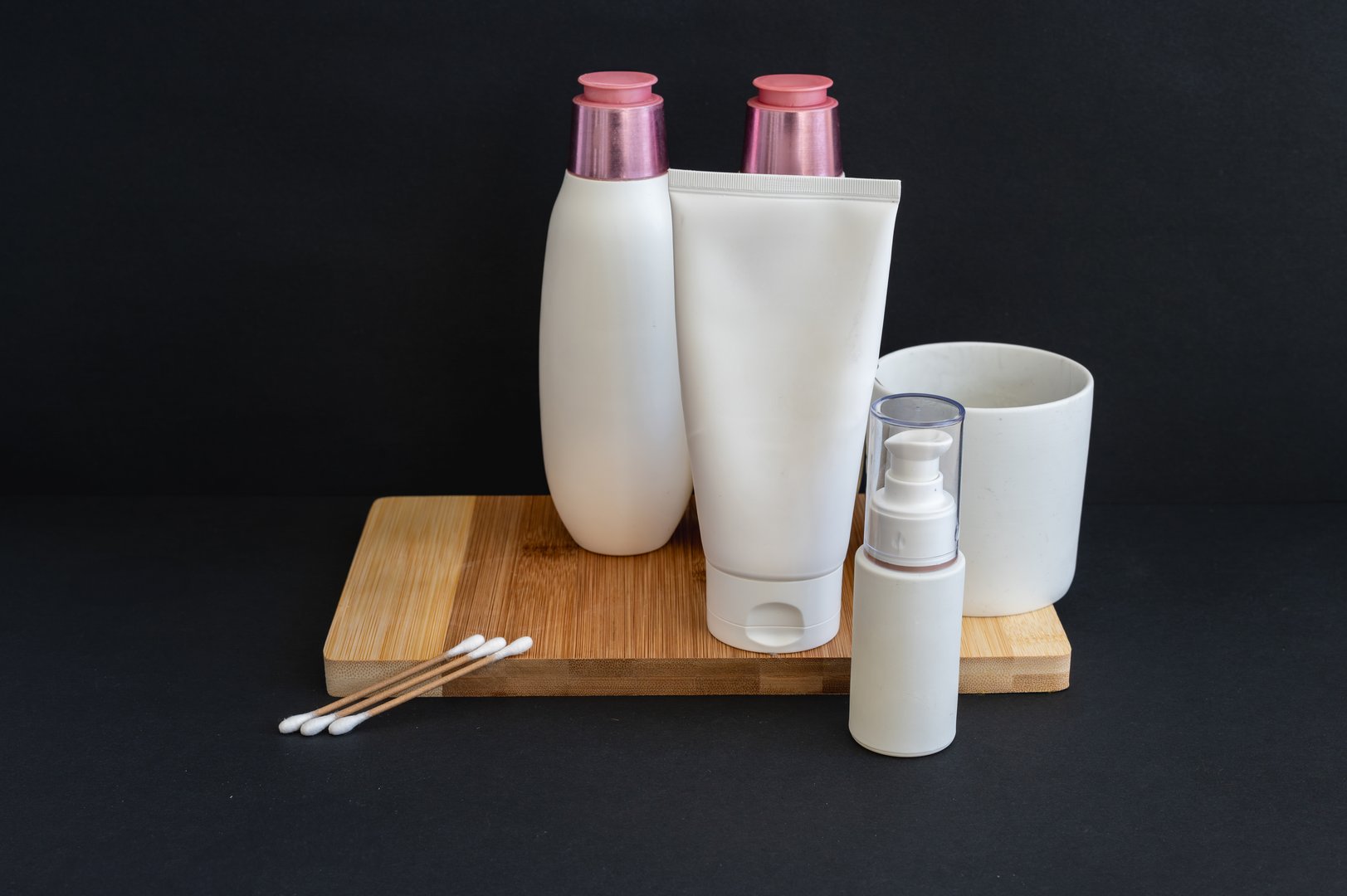 White plastic container with a flip-top lid, ideal for storing detergents, gels, laundry powder, or cosmetics. Sleek, durable, and versatile packaging for household or industrial use.