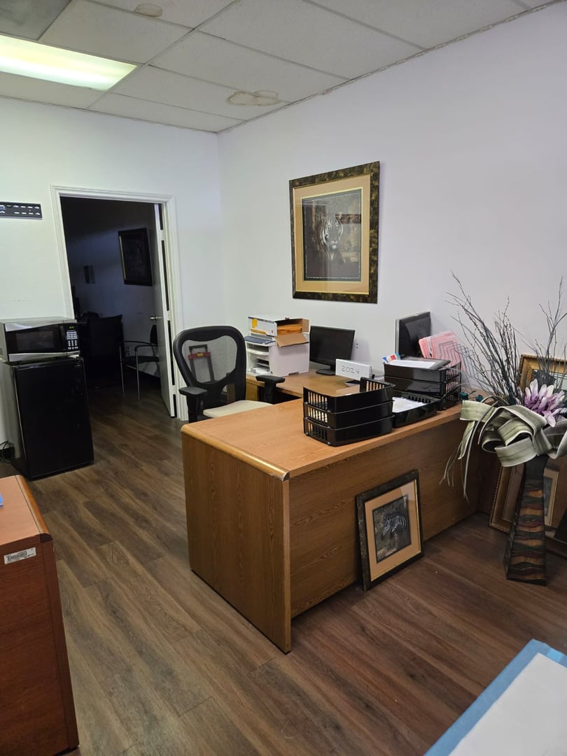 Cliente satisfecho visitando Colmex Agency