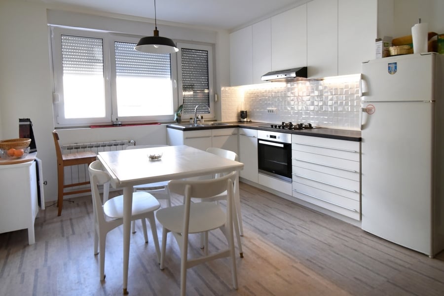 Kuhinja po mjeri L raspored s blagovaonicom