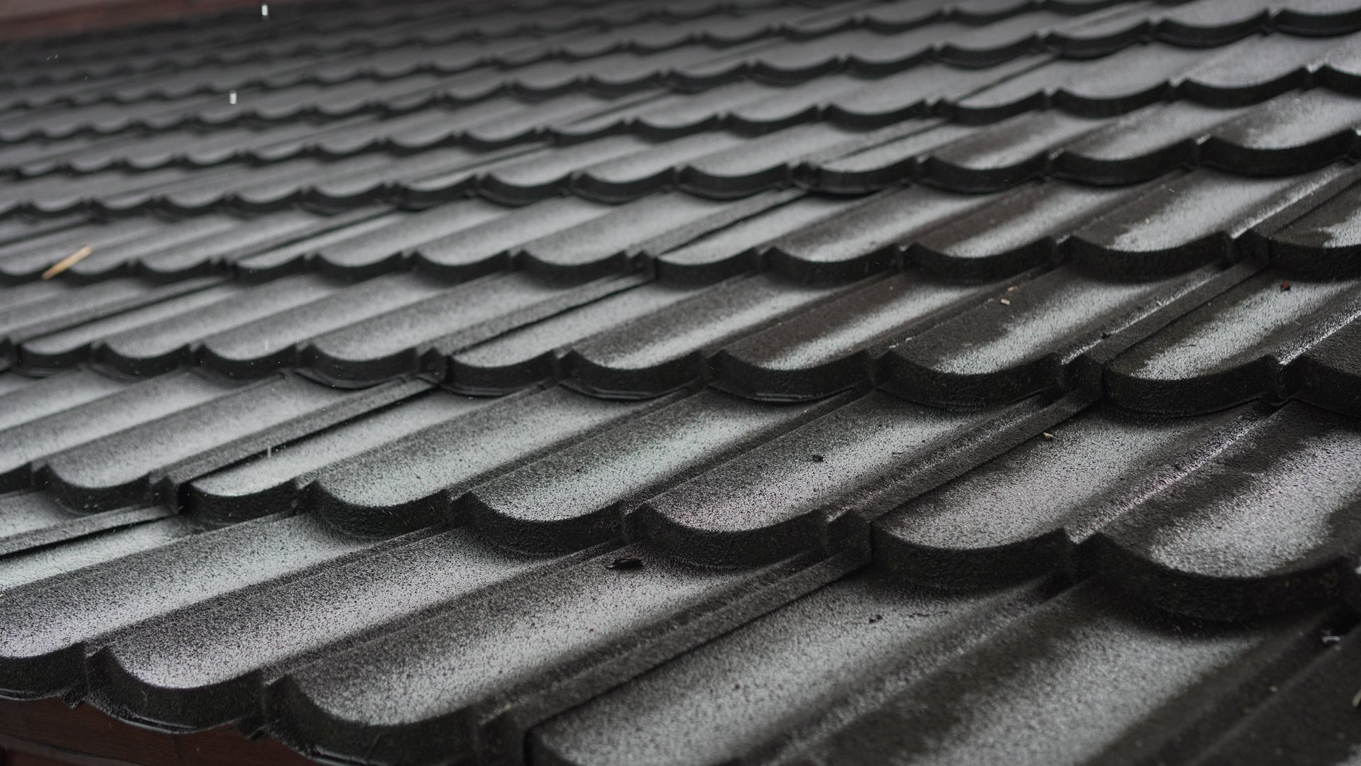 The roof tiles are arranged very neatly, they are still very good, the color is dark brown because it has been exposed to rain so it looks wet but is still waterproof, does not absorb air and is also resistant to heat.