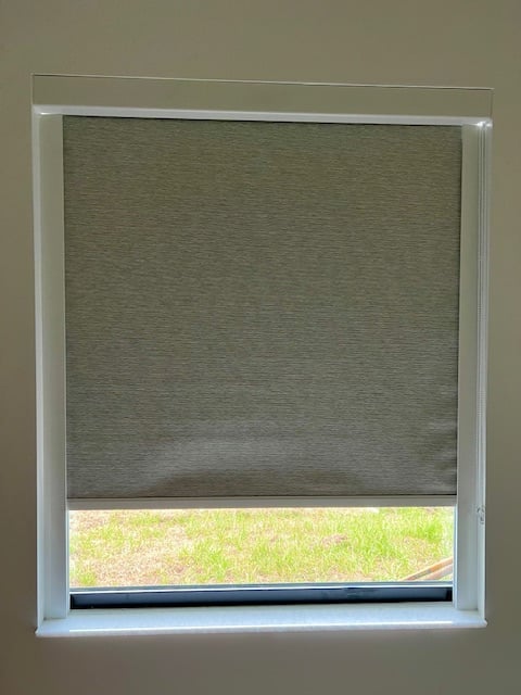 Cortinas blackout en dormitorio moderno