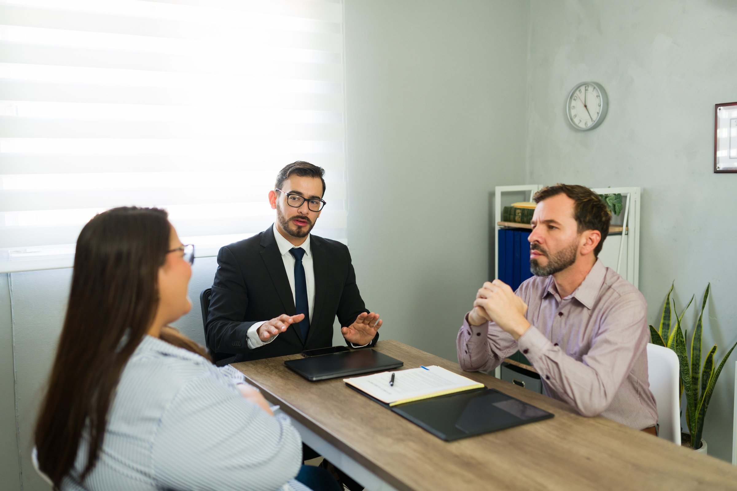 Médiation familiale divorce Québec - Couple avec médiateur négociant entente divorce à l'amiable
