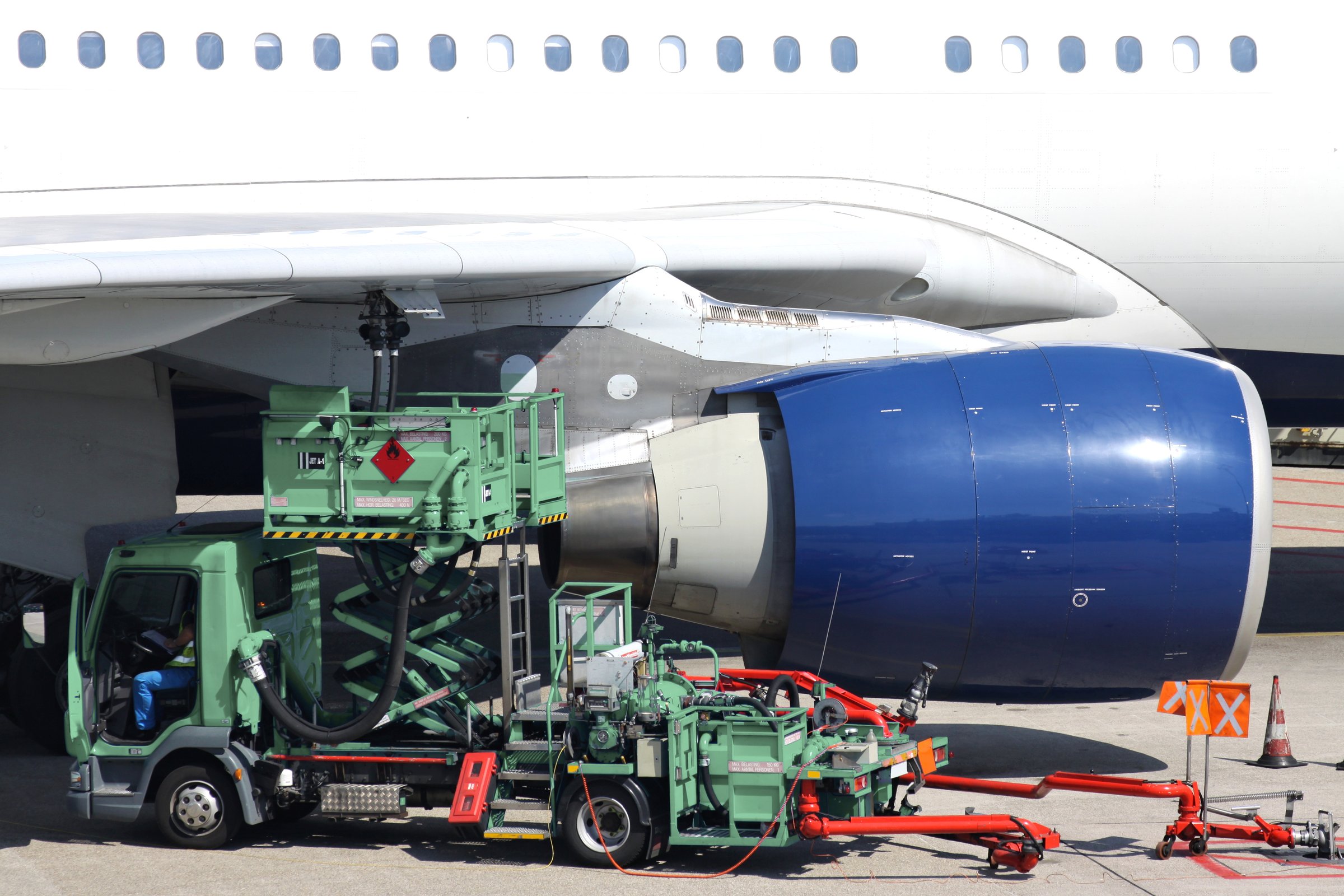 hydrant truck aircraft refueler at work