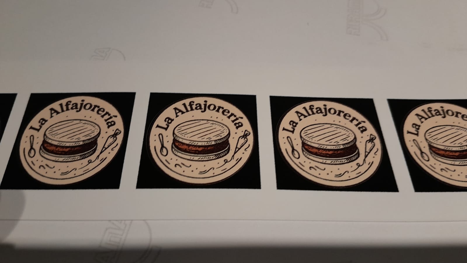 Etiquetas redondas para alfajores con medio corte diseño gastronómico