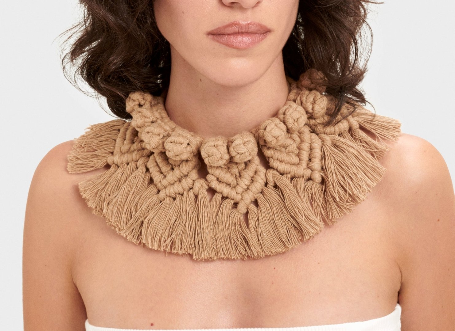 Collar artesanal de macramé hecho a mano