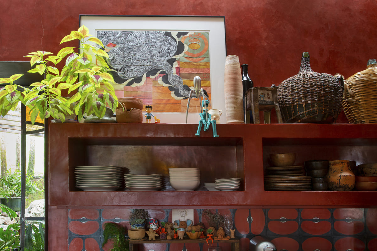 AAV Nueva Era night ambiance