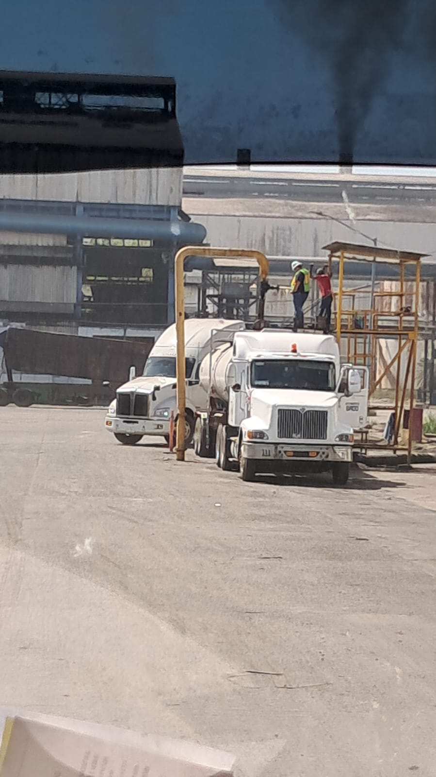 Camión cargando melaza en planta
