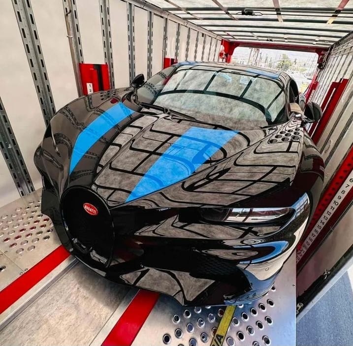 Lamborghini Aventodor trasporting on a truck