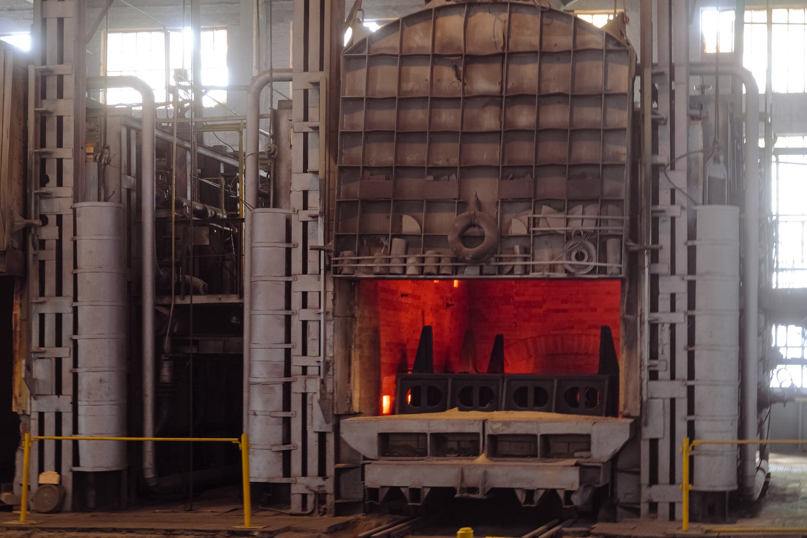 Steel-making gas furnace of metalworking shop lined with brick