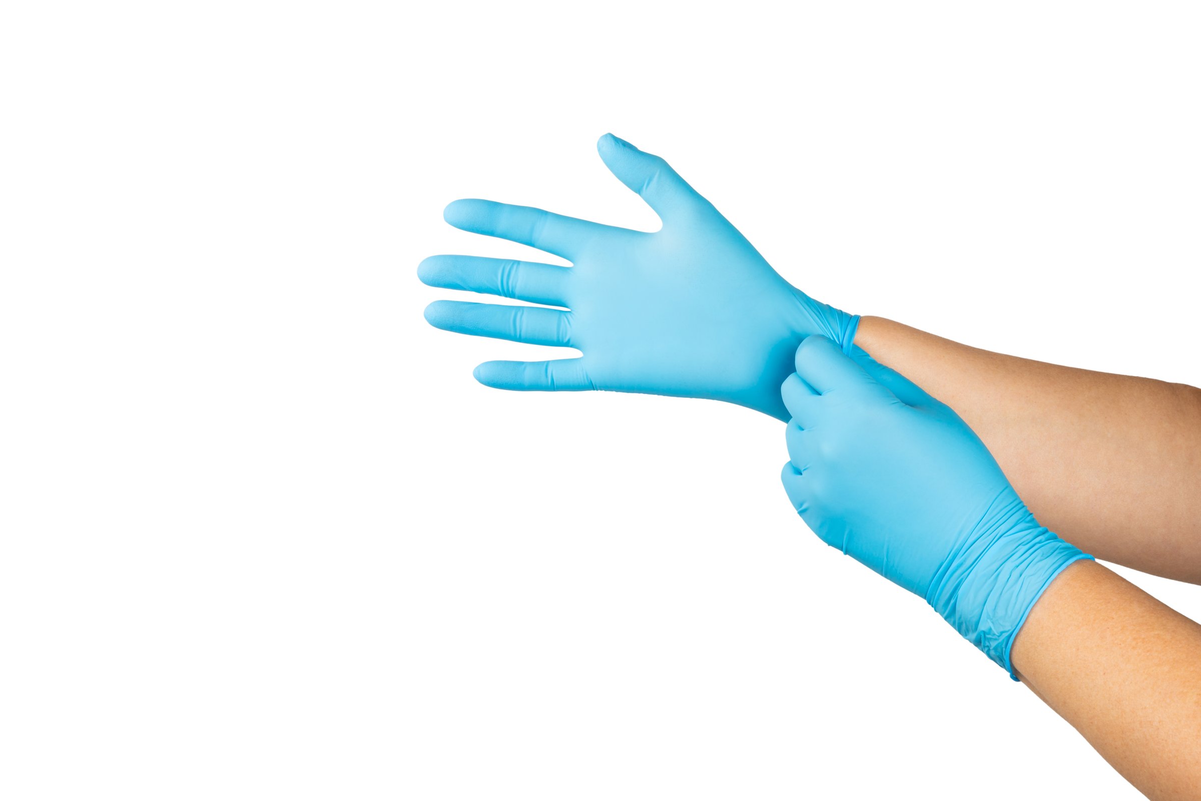 Guantes médicos de nitrilo aislados sobre fondo blanco. Guantes quirúrgicos de látex. Producción de guantes de goma. Doctor o enfermera poniéndose guantes protectores. Concepto de medicina. Esterilidad, protección.