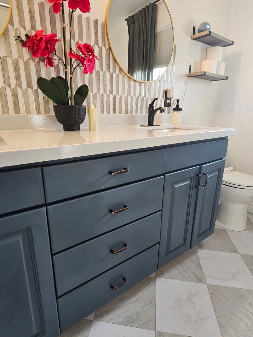 Primary bathroom makeover with navy Behr NYPD vanity and white epoxy countertops
