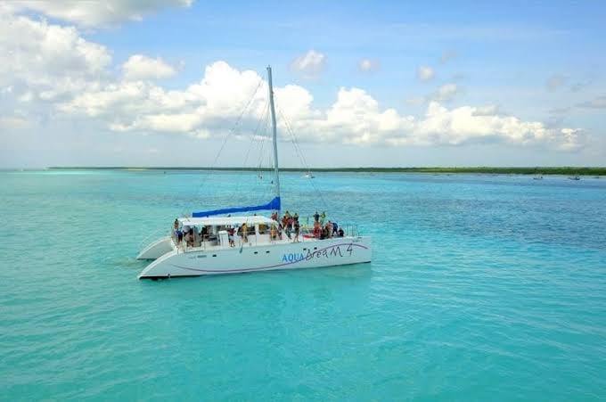 Cozumel catamaran tour with crystal clear waters and snorkeling activities