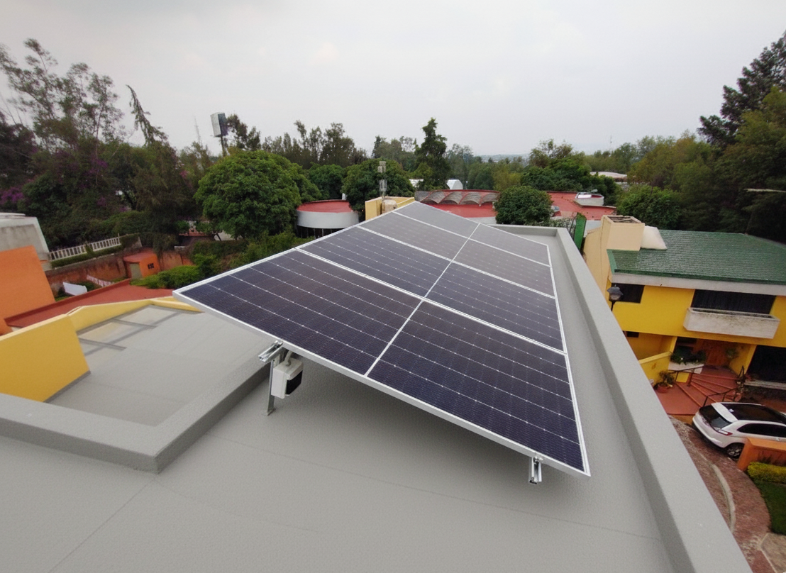 Casa con techo plano e instalación de paneles solares con sistema de 4 paneles y 2.4kW de capacidad