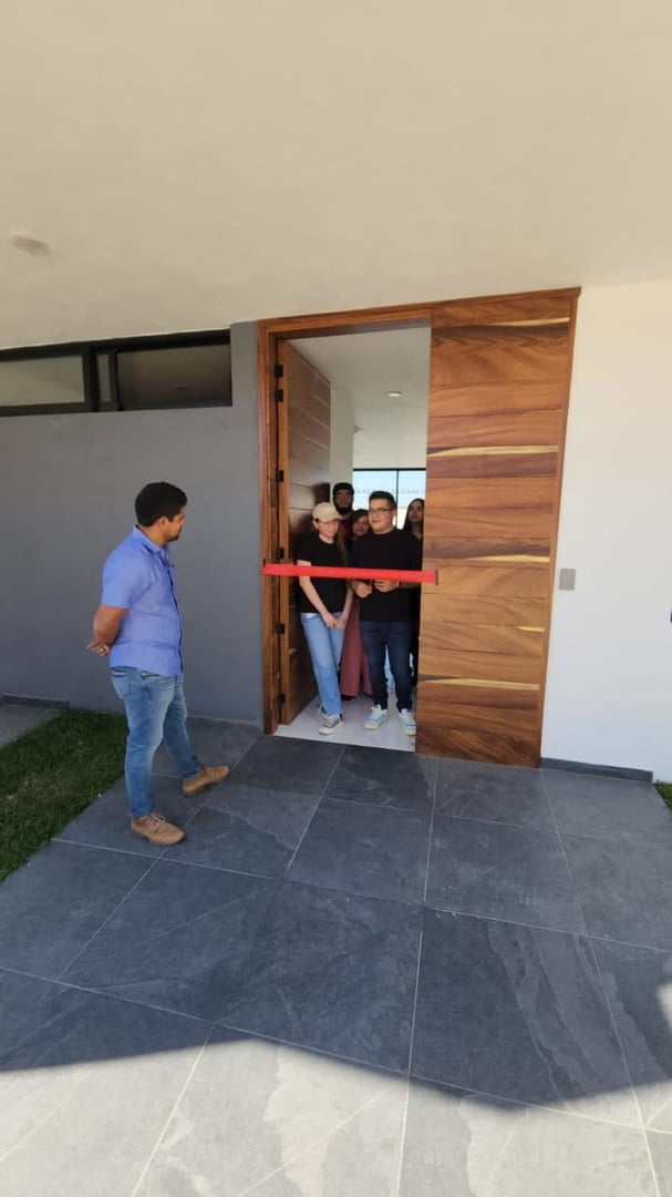 Momento especial con familia en su nuevo hogar