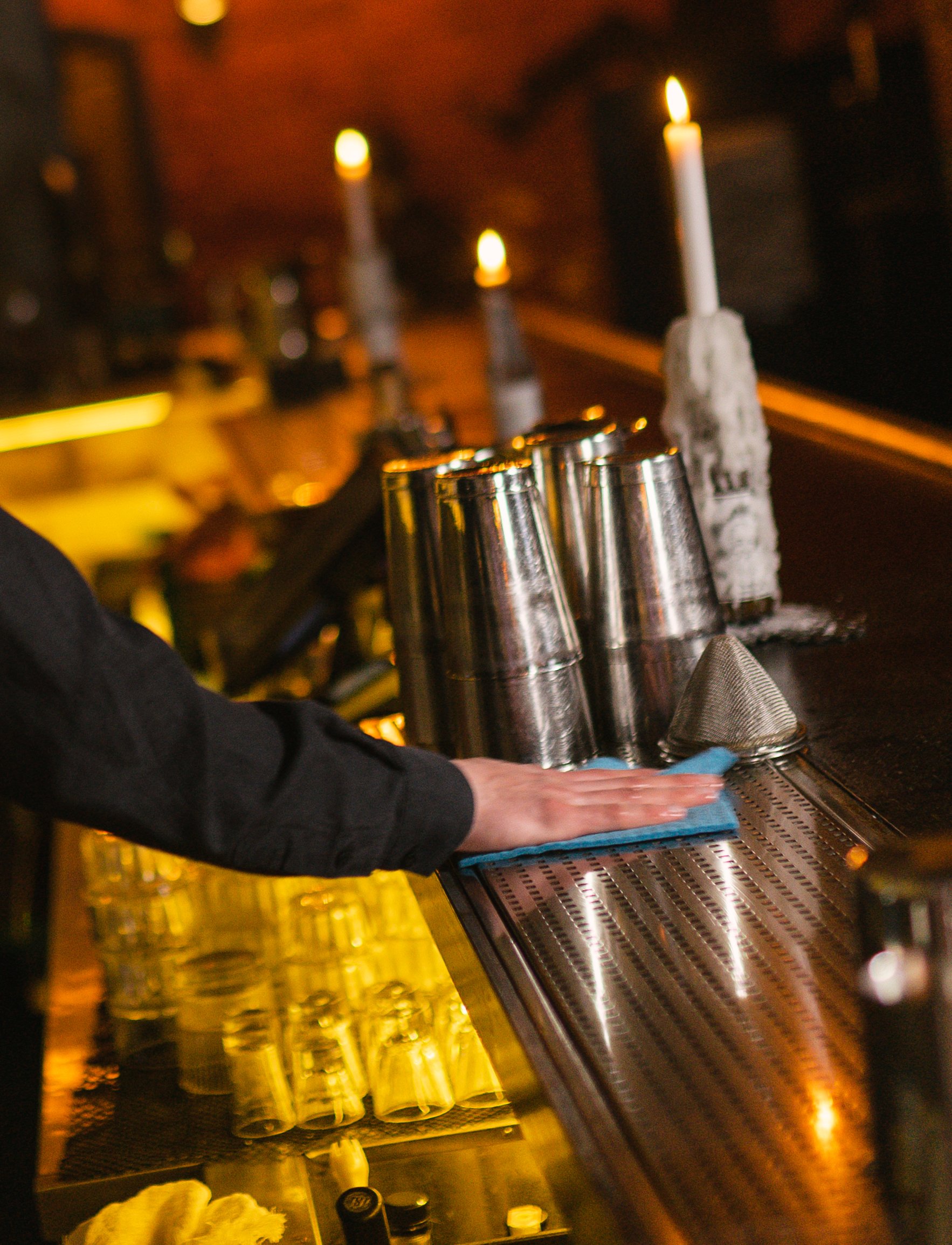Pulizia professionale di un locale notturno o bar dopo una serata.