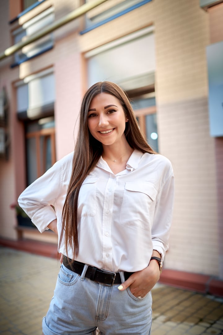 Portrait of a beautiful young brunette in the city outdoors