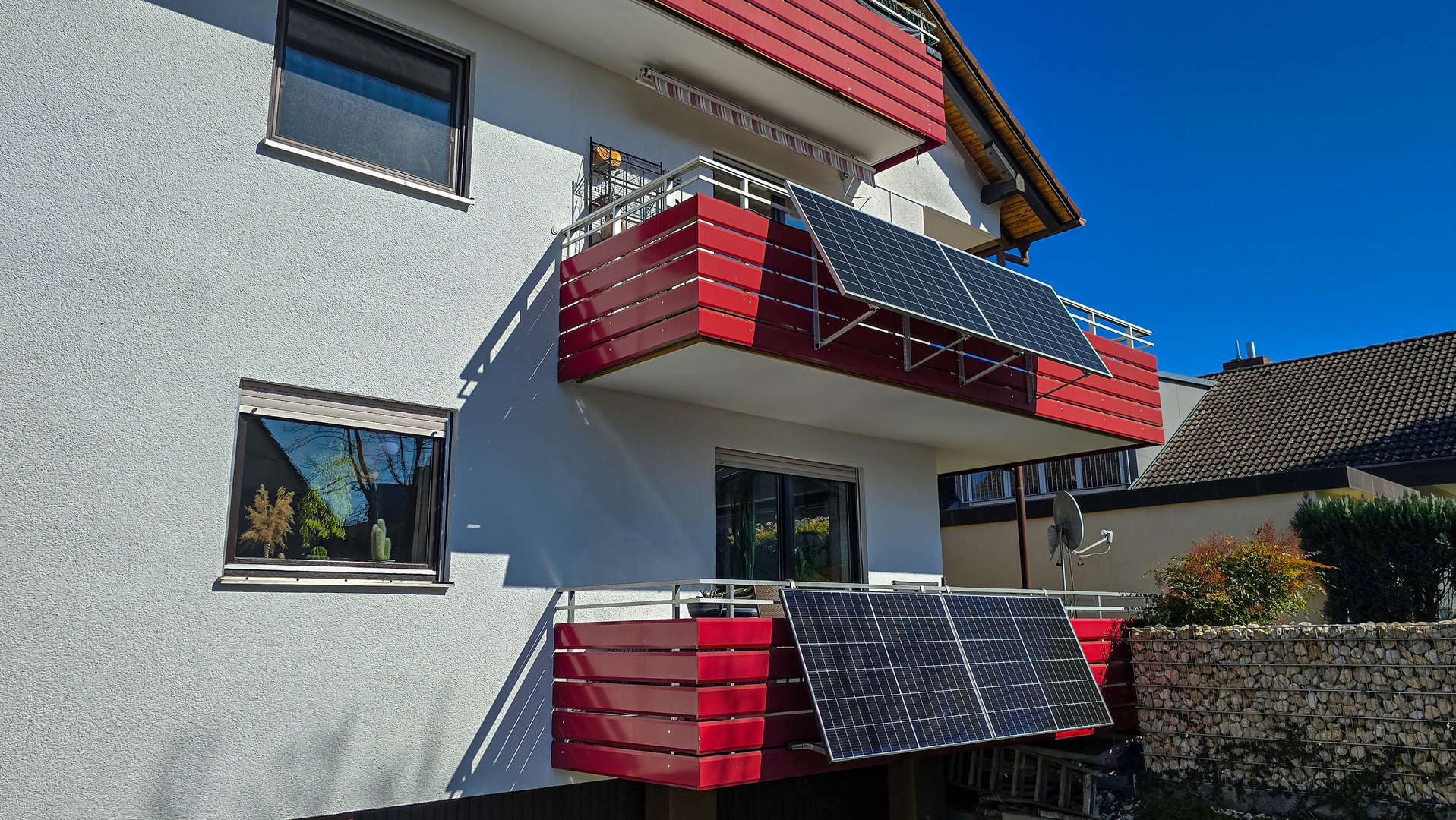 Two balcony solar system with 800 W, fixed at an angle of 30 and 20 degrees for more efficient use of solar energy. Housing technology in Germany.