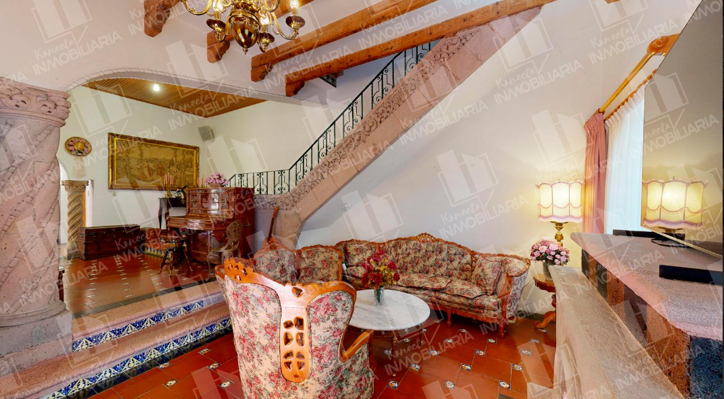 Sala principal con decoración colonial