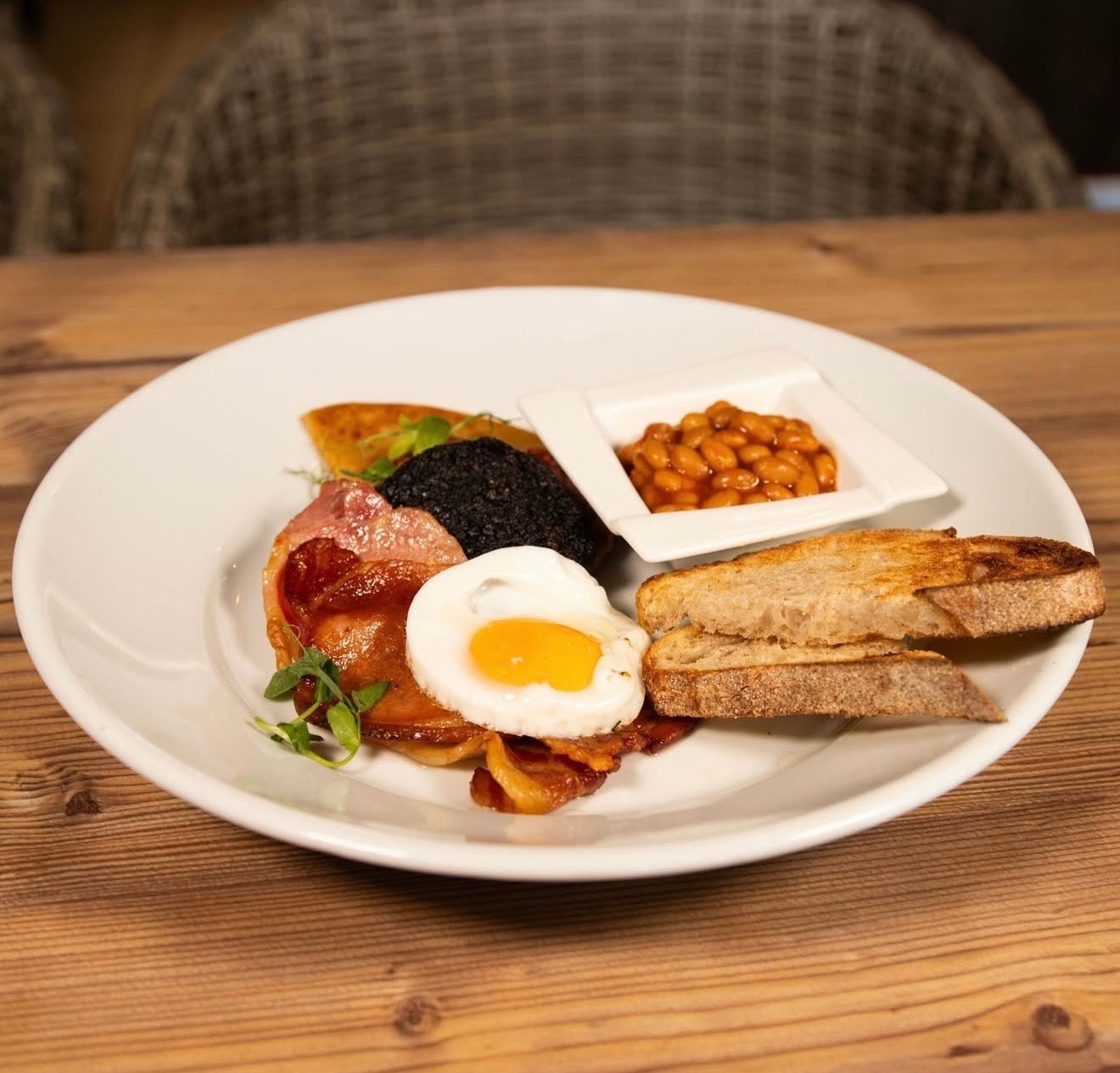 Pergola Wine Bar interior atmosphere