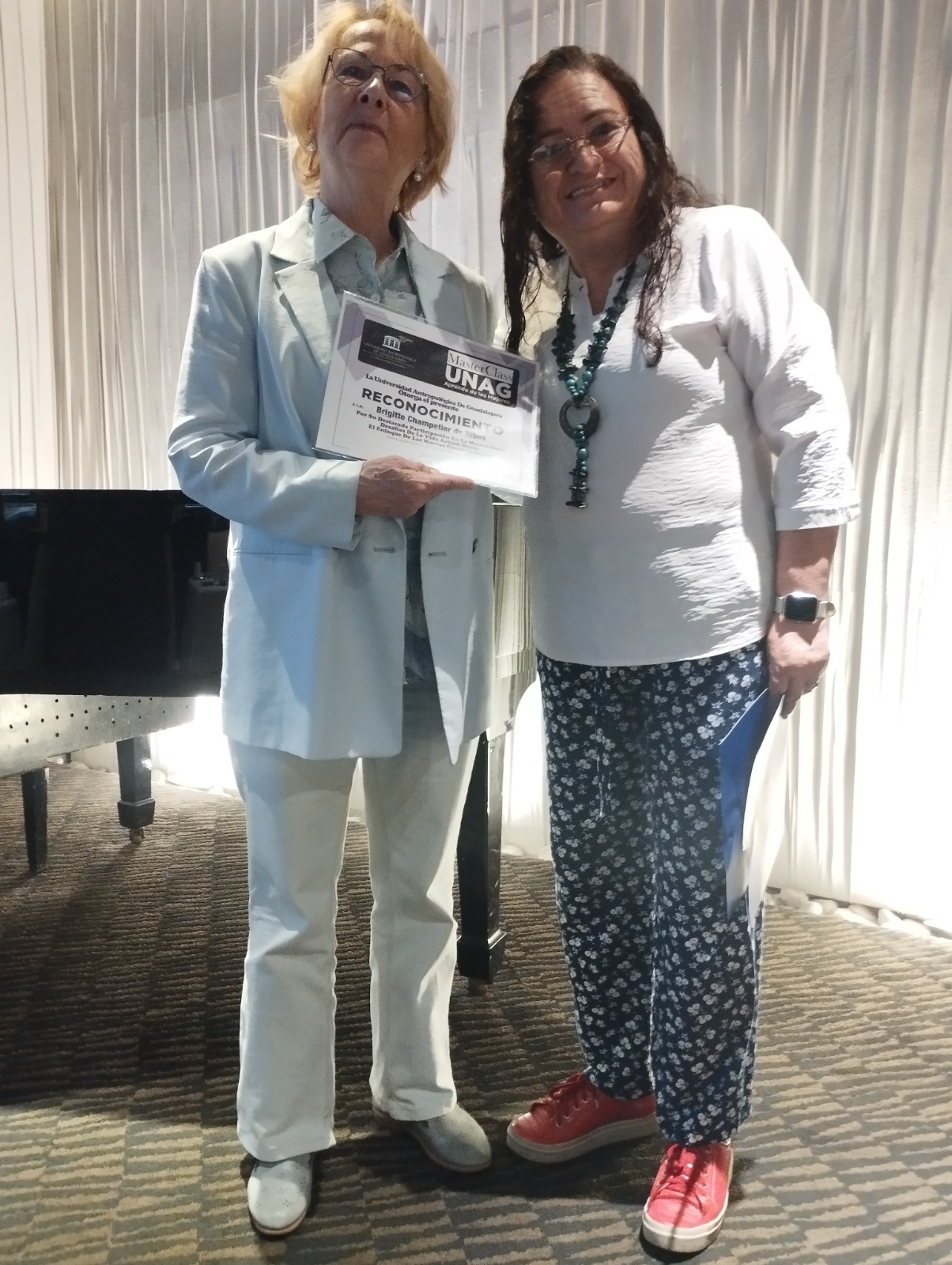 Yolanda Gallardo con Brigitte Champetier de Ribes