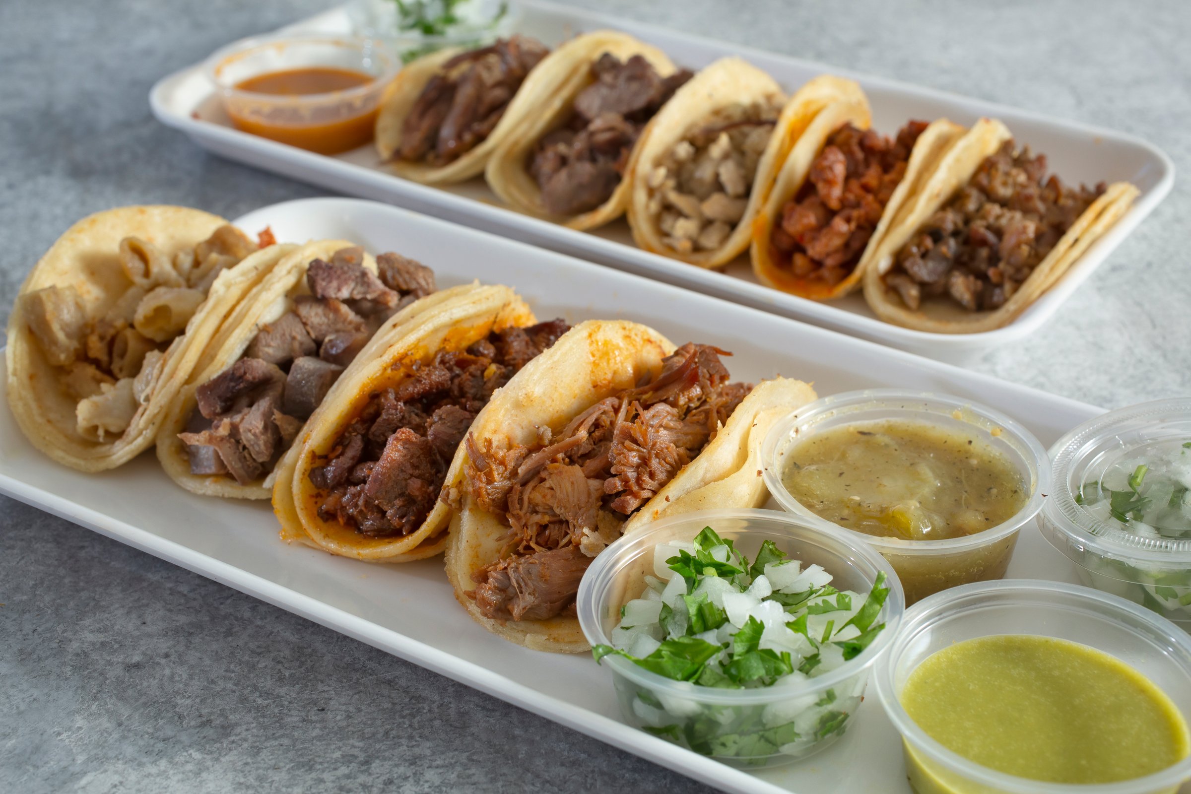 Variedad de tacos de carnitas