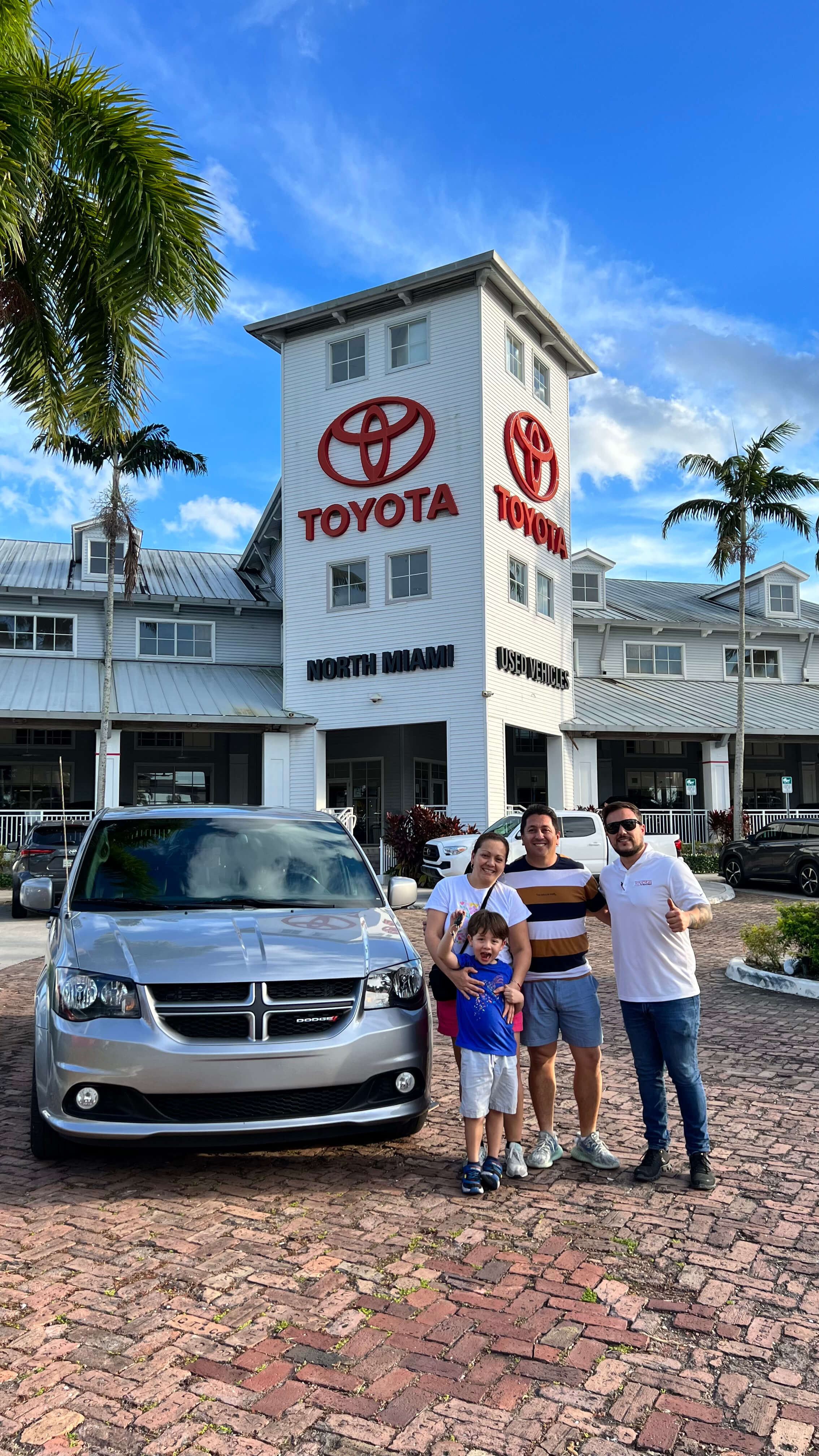 Momento especial de entrega con cliente satisfecho