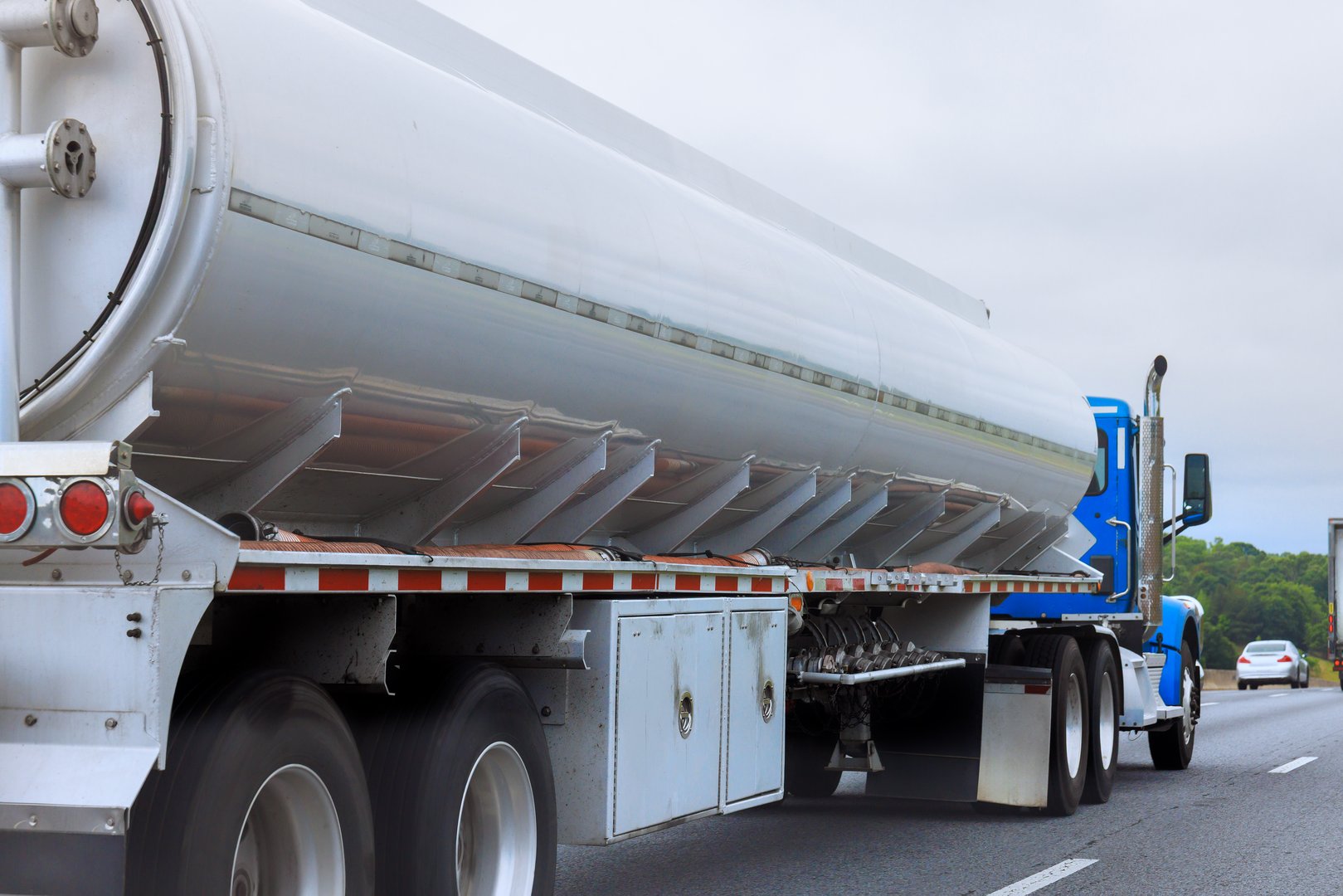 Camión cisterna en movimiento