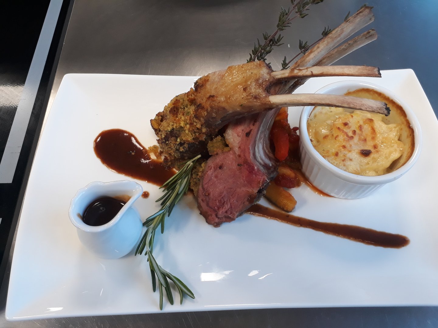 Lammkrone mit gratinierten Kartoffeln und Ratatouille