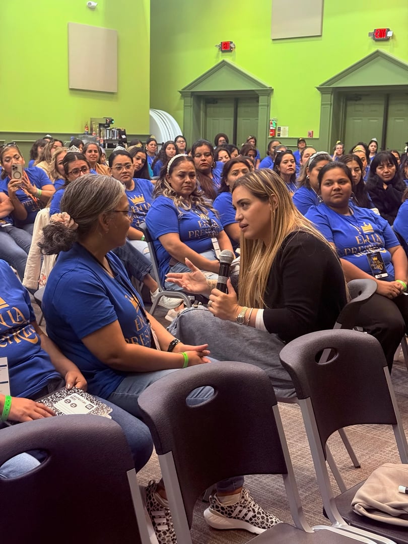 Profeta Luciana Di Rocco Faiura en conferencia