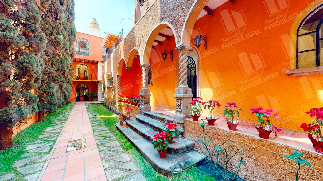 Fachada principal de la residencia barroco-colonial en Del Carmen Coyoacán