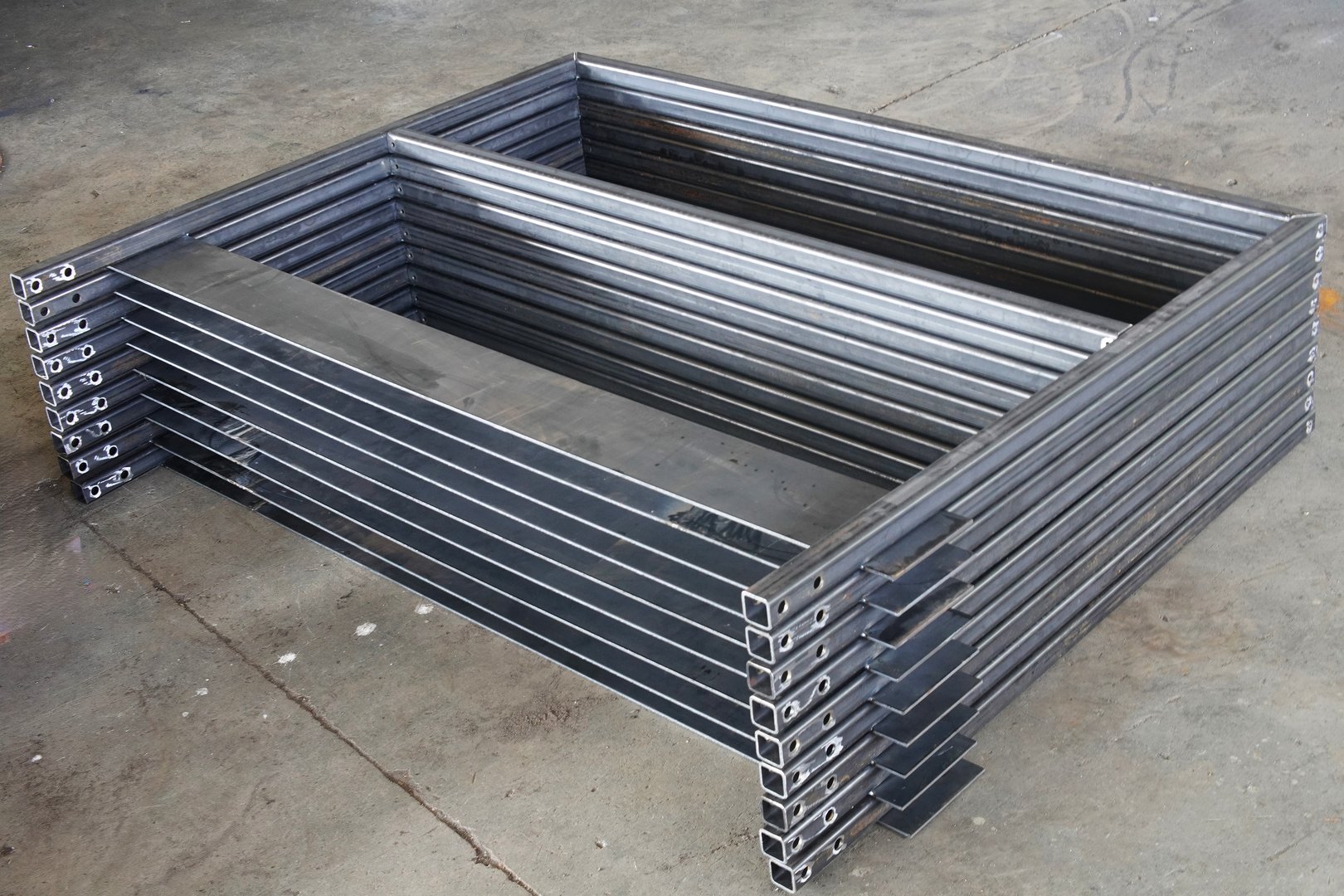 Fences for transportation and storage, which means they take up less space. This type of fence provides a high level of security, adapted to various installation and operating conditions.