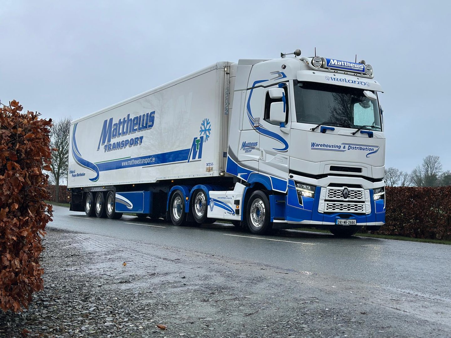 Refrigerated transport truck