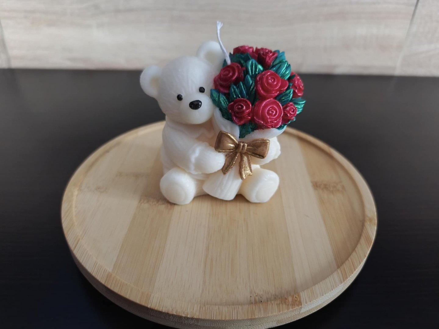 Na zamówienie z malowaniem miś z bukietem róż