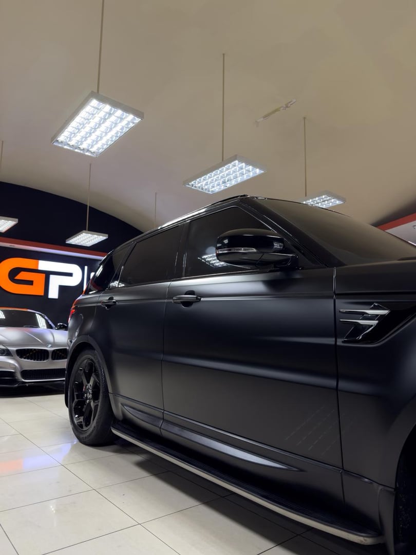 Trabajo de instalación y personalización automotriz - GARAGE PRO