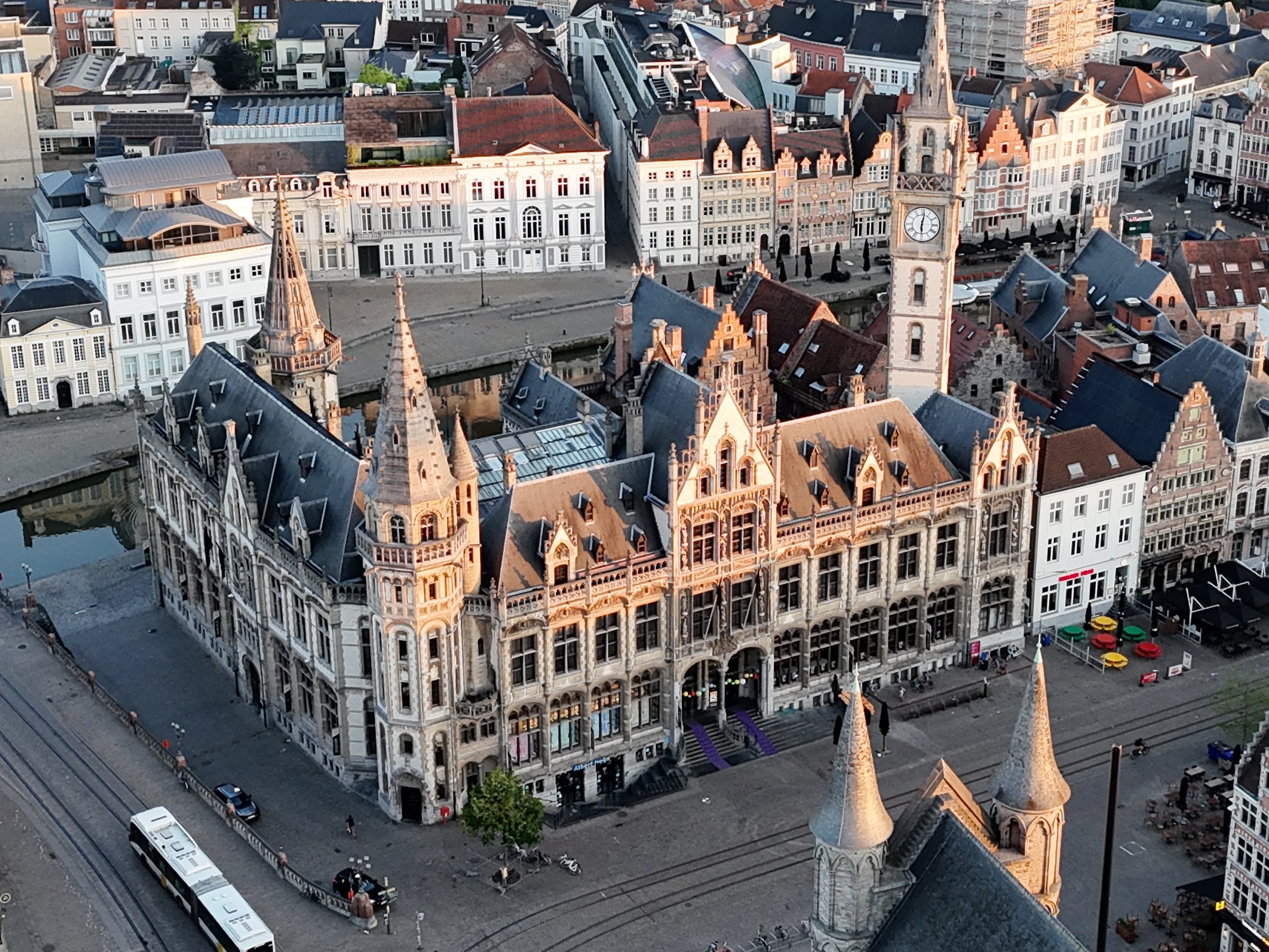 Luchtfoto van kerk vanuit bovenaanzicht