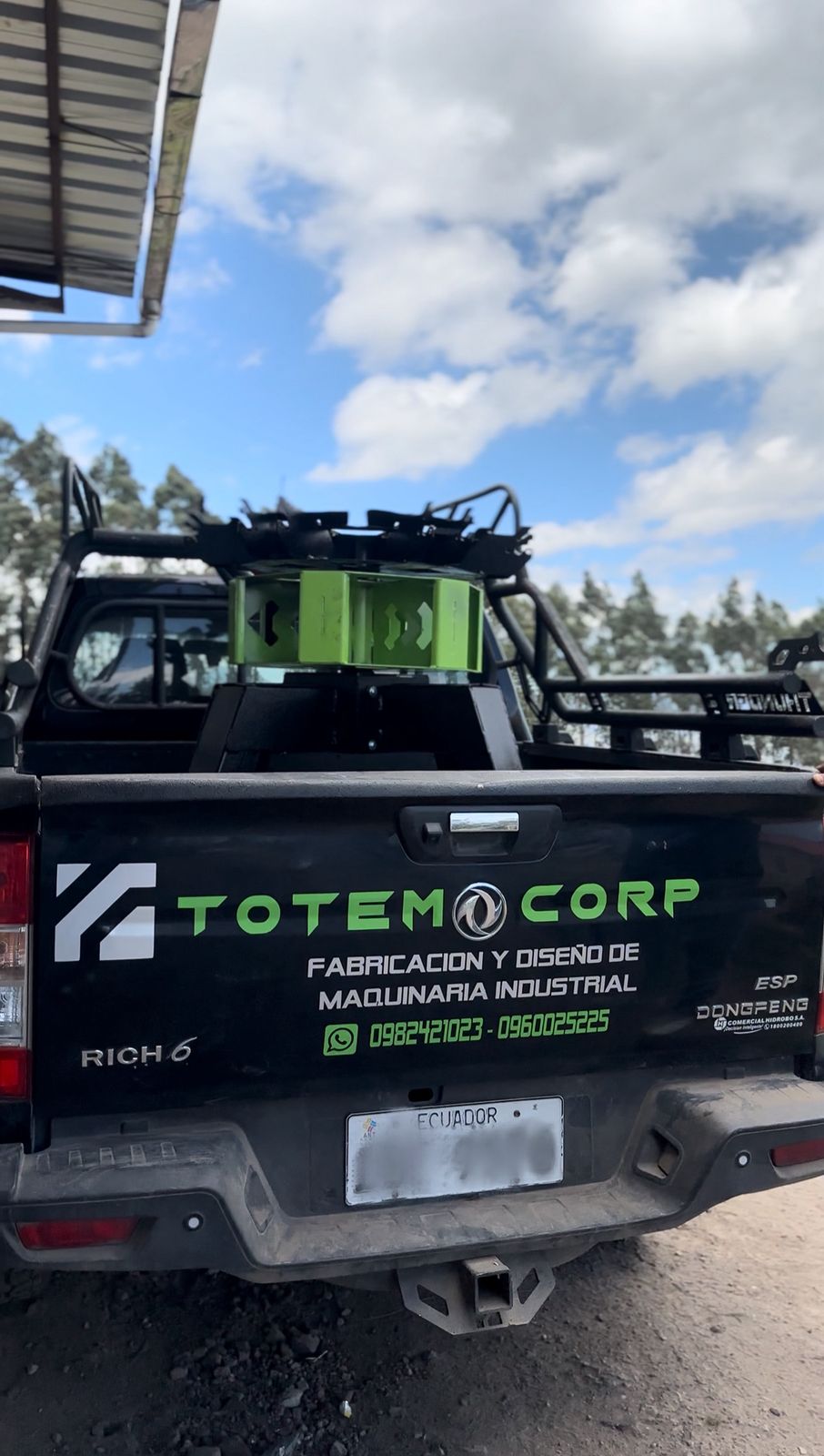Equipo y visión de TOTEM CORP - Líderes en maquinaria industrial