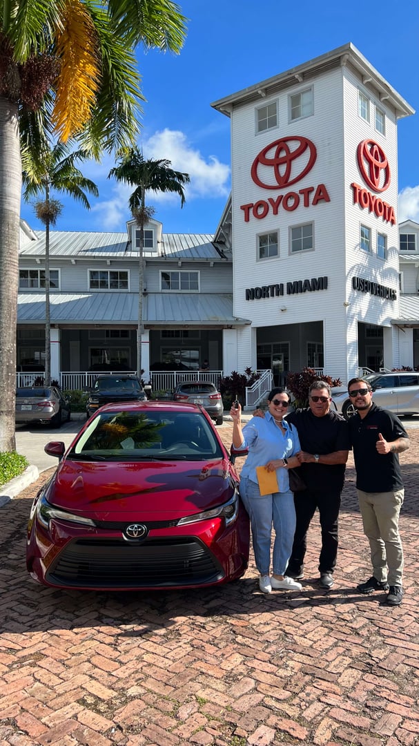 Cliente feliz mostrando su inversión perfecta